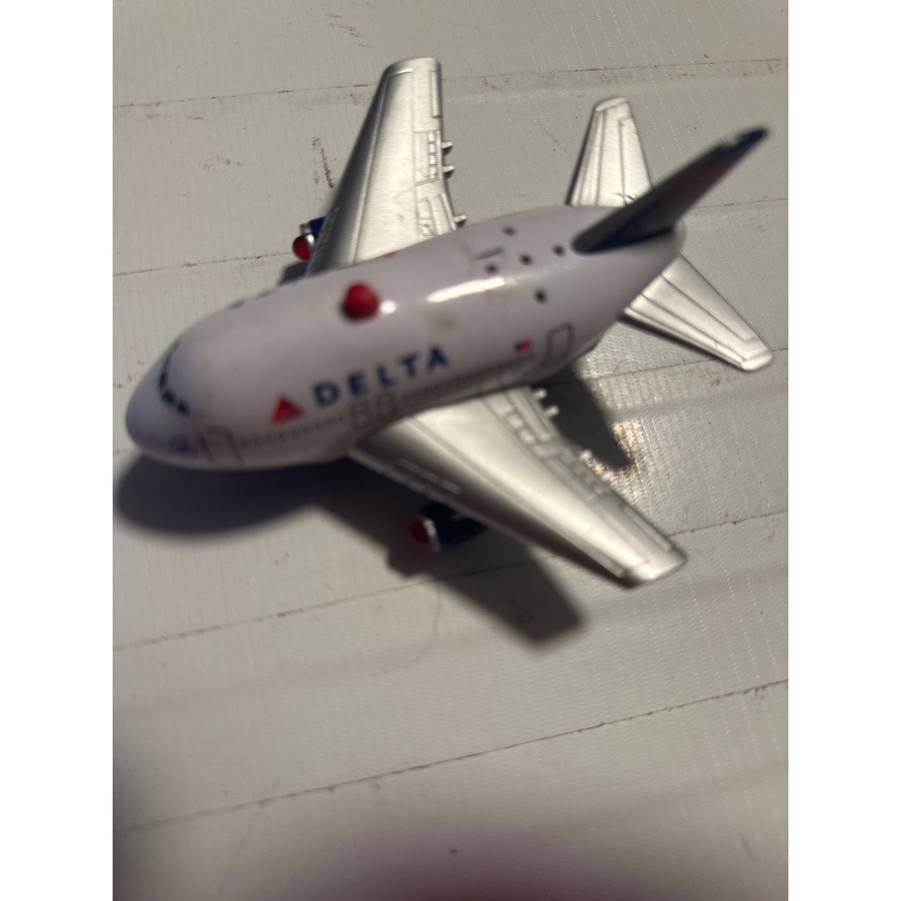 Daron Delta Airplane Toy Kids OS White‎ Good Stylized Jet Pull Back